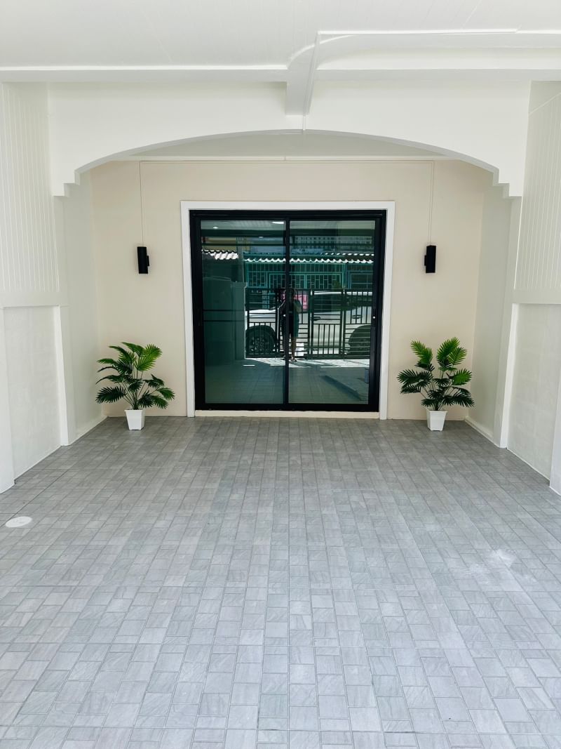 หมู่บ้านฉัตรณรงค์3 ซอยเปียร์นนท์ ลำลูกกาคลองสาม ทำเลดีมากใกล้รถไฟฟ้าคูคต มีระเบียง รีโนใหม่ทั้งหลัง - รูปที่ 2