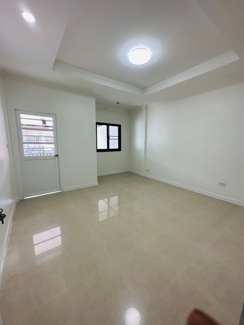 หมู่บ้านฉัตรณรงค์3 ซอยเปียร์นนท์ ลำลูกกาคลองสาม ทำเลดีมากใกล้รถไฟฟ้าคูคต มีระเบียง รีโนใหม่ทั้งหลัง - รูปที่ 3