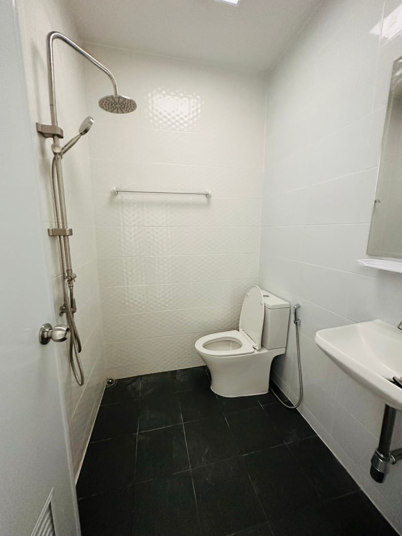 หมู่บ้านฉัตรณรงค์3 ซอยเปียร์นนท์ ลำลูกกาคลองสาม ทำเลดีมากใกล้รถไฟฟ้าคูคต มีระเบียง รีโนใหม่ทั้งหลัง - รูปที่ 4