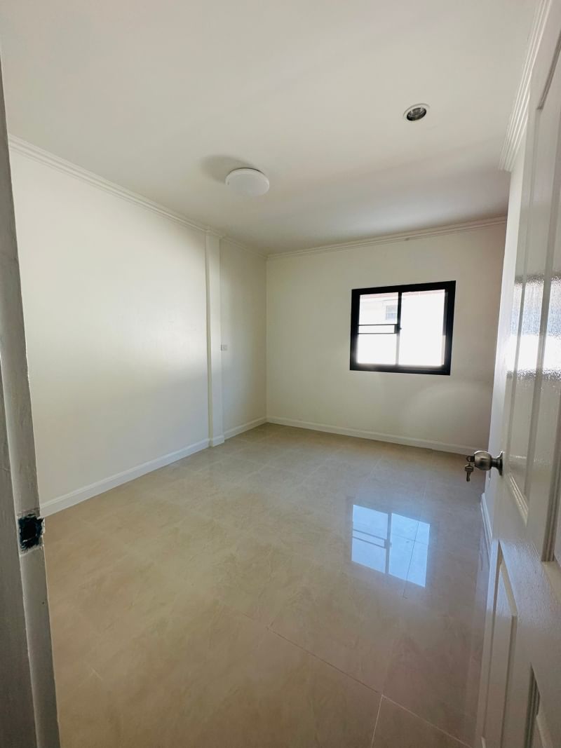 หมู่บ้านฉัตรณรงค์3 ซอยเปียร์นนท์ ลำลูกกาคลองสาม ทำเลดีมากใกล้รถไฟฟ้าคูคต มีระเบียง รีโนใหม่ทั้งหลัง - รูปที่ 6