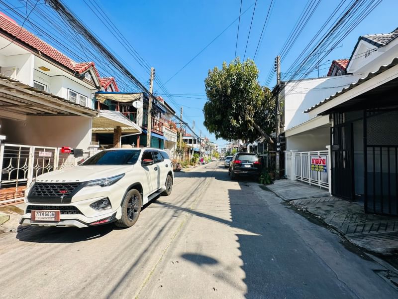 หมู่บ้านฉัตรณรงค์3 ซอยเปียร์นนท์ ลำลูกกาคลองสาม ทำเลดีมากใกล้รถไฟฟ้าคูคต มีระเบียง รีโนใหม่ทั้งหลัง - รูปที่ 8