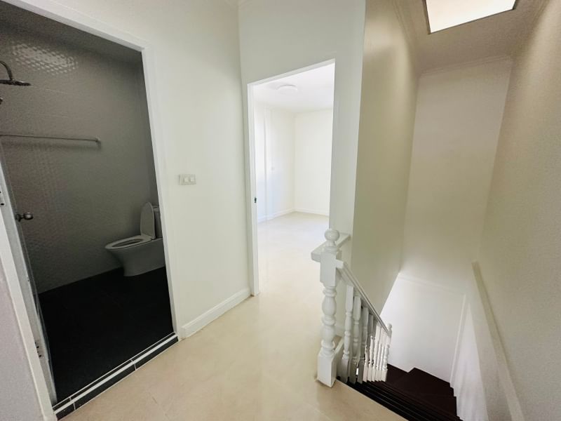 หมู่บ้านฉัตรณรงค์3 ซอยเปียร์นนท์ ลำลูกกาคลองสาม ทำเลดีมากใกล้รถไฟฟ้าคูคต มีระเบียง รีโนใหม่ทั้งหลัง - รูปที่ 10