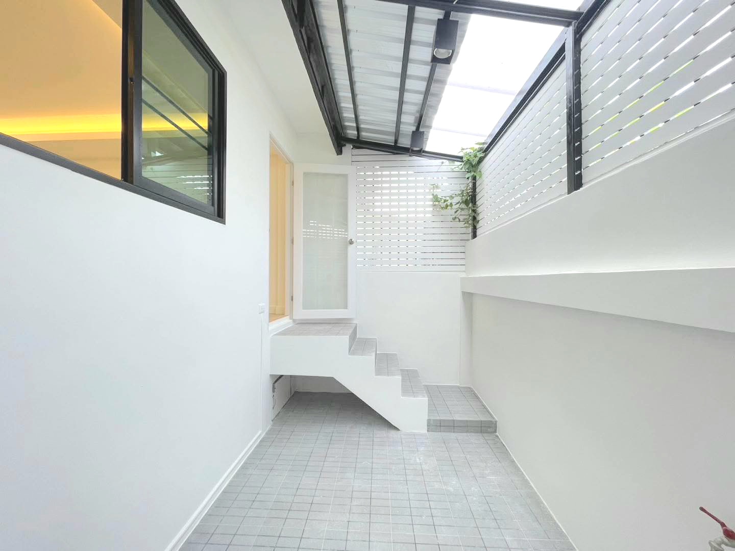 ทาวน์โฮม 3 ชั้น เล่นระดับ ใกล้สถานีรถไฟฟ้าสถานีสามัคคี  จอดรถได้ 2 คัน ตกแต่งใหม่พร้อมเข้าอยู่  - รูปที่ 3