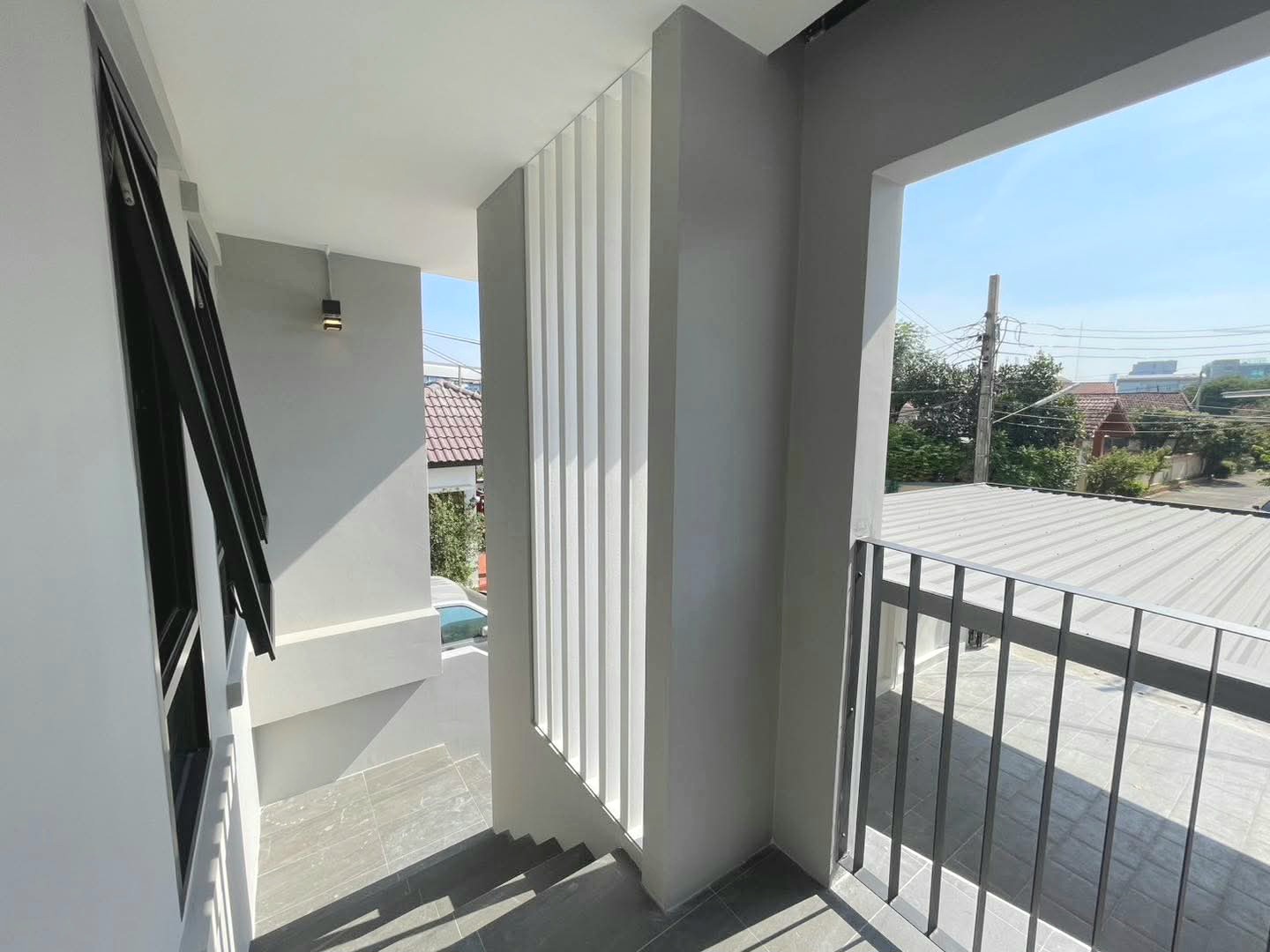 ทาวน์โฮม 3 ชั้น เล่นระดับ ใกล้สถานีรถไฟฟ้าสถานีสามัคคี  จอดรถได้ 2 คัน ตกแต่งใหม่พร้อมเข้าอยู่  - รูปที่ 6