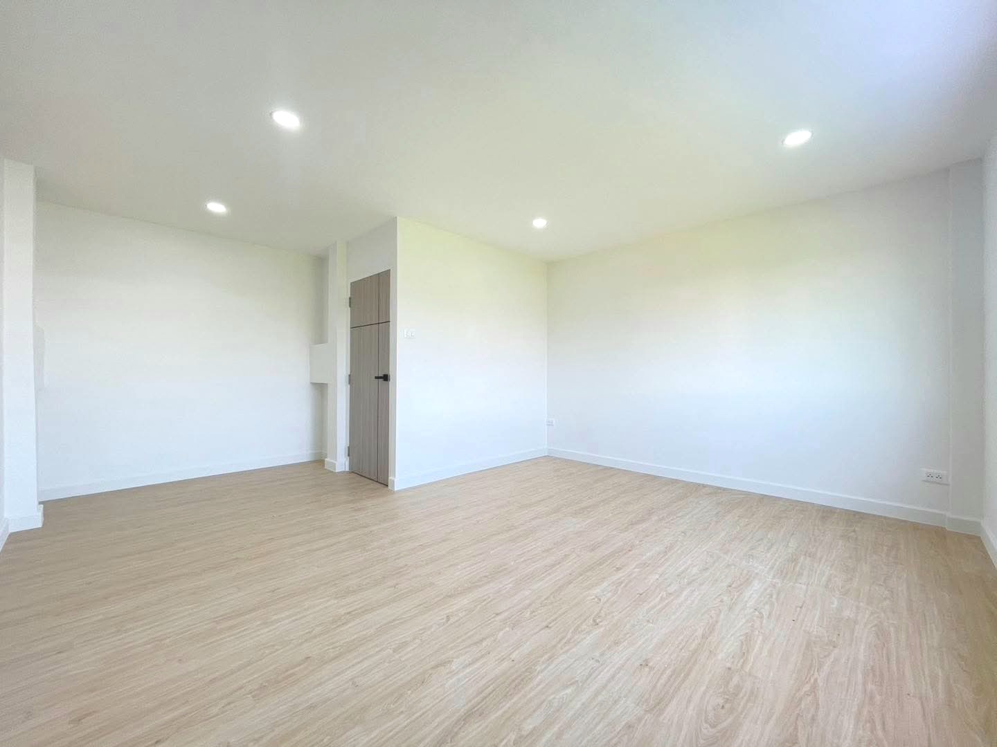 ทาวน์โฮม 3 ชั้น เล่นระดับ ใกล้สถานีรถไฟฟ้าสถานีสามัคคี  จอดรถได้ 2 คัน ตกแต่งใหม่พร้อมเข้าอยู่  - รูปที่ 9