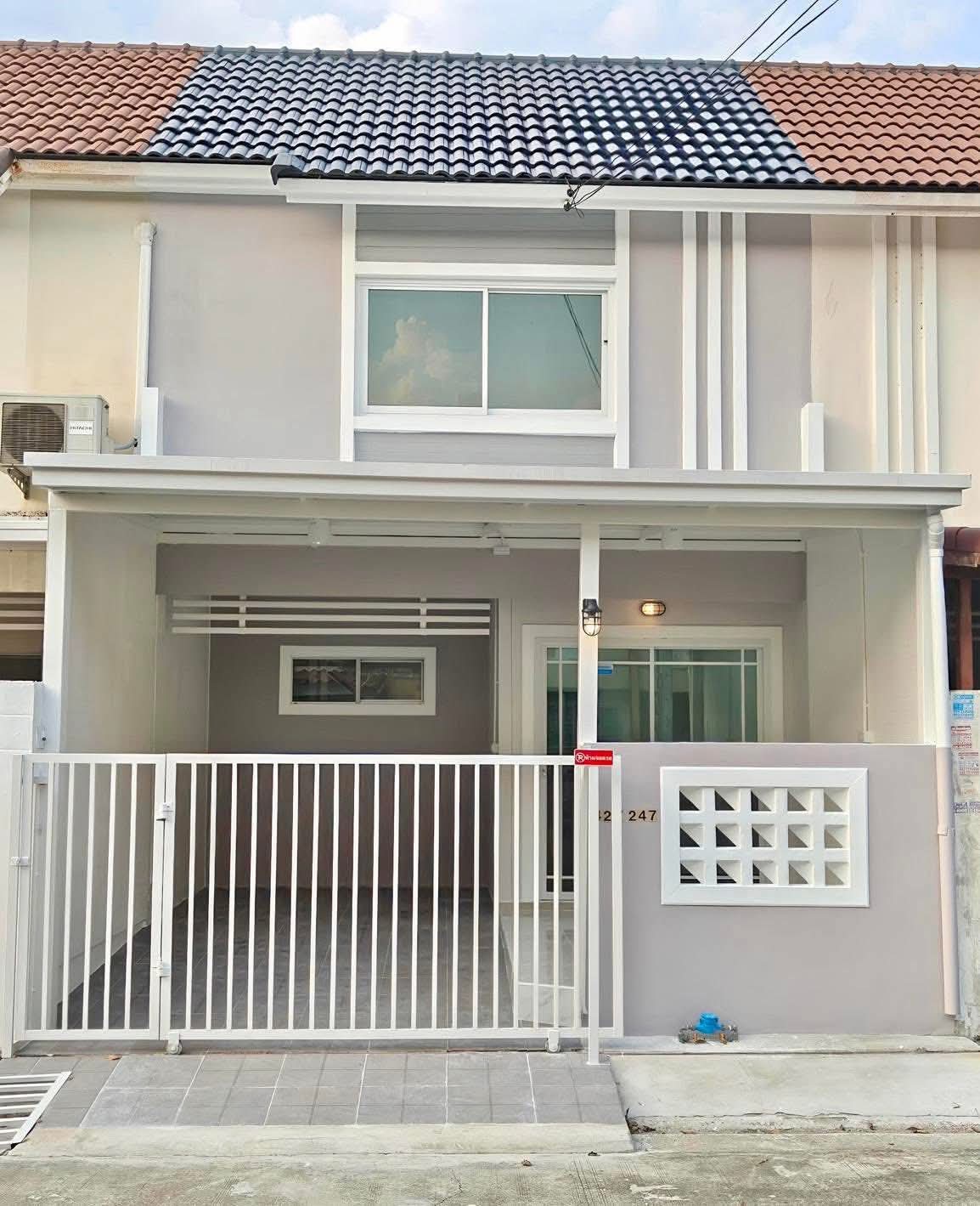 ทาวน์เฮาส์แถมเฟอร์ พร้อมเข้าอยู่ งบ 1.69 ล้าน ซอยวัดลาดปลาดุก ใกล้เซนทรัลเวสเกต