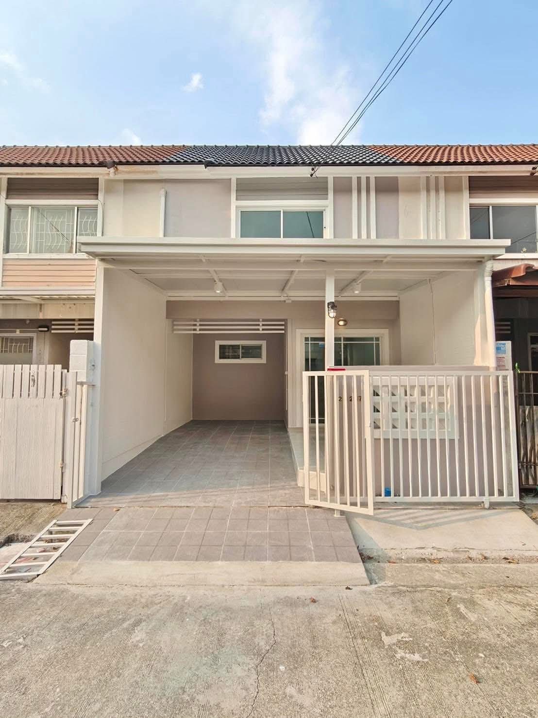 ทาวน์เฮาส์แถมเฟอร์ พร้อมเข้าอยู่ งบ 1.69 ล้าน ซอยวัดลาดปลาดุก ใกล้เซนทรัลเวสเกต - รูปที่ 2