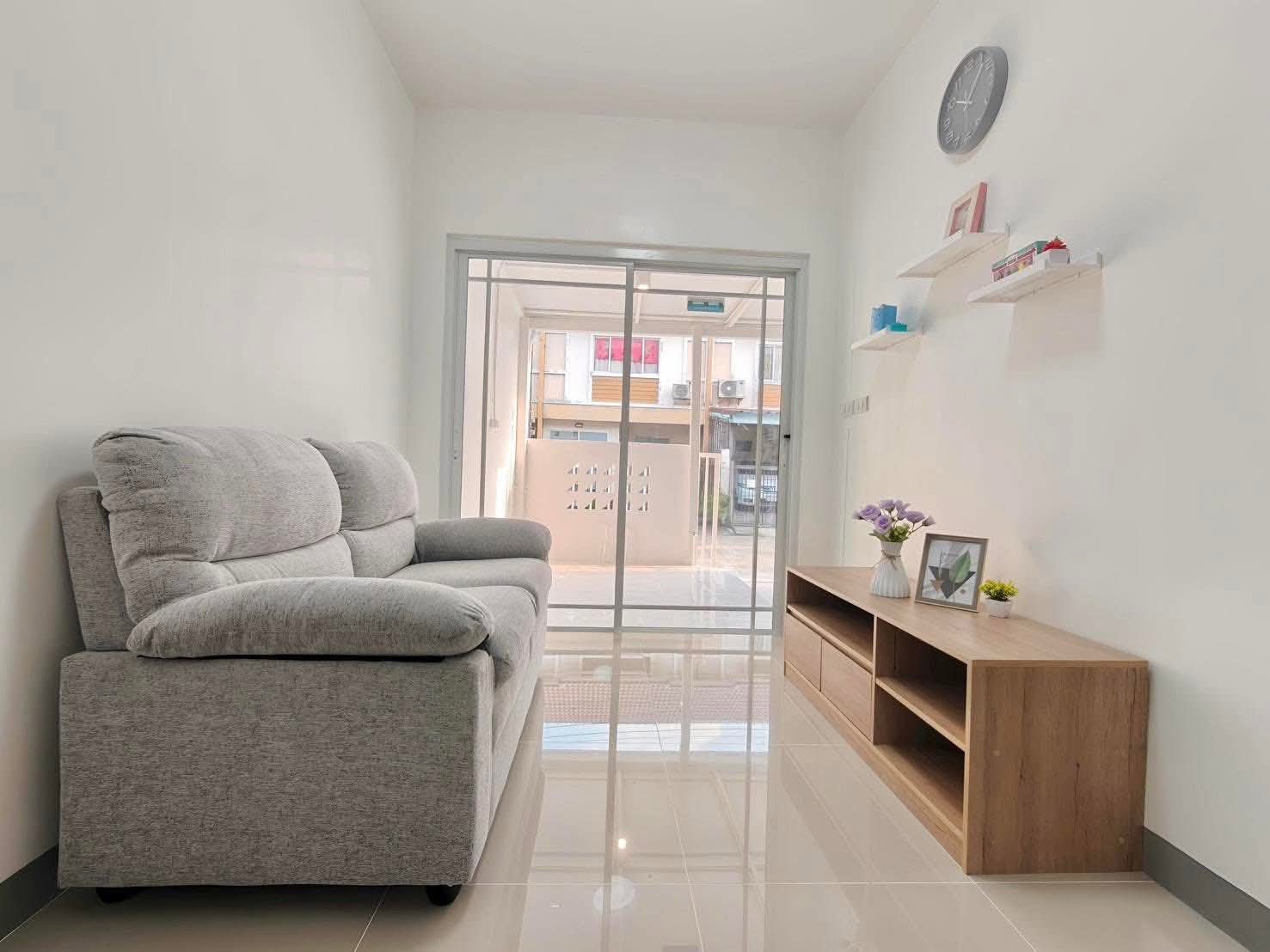 ทาวน์เฮาส์แถมเฟอร์ พร้อมเข้าอยู่ งบ 1.69 ล้าน ซอยวัดลาดปลาดุก ใกล้เซนทรัลเวสเกต - รูปที่ 3