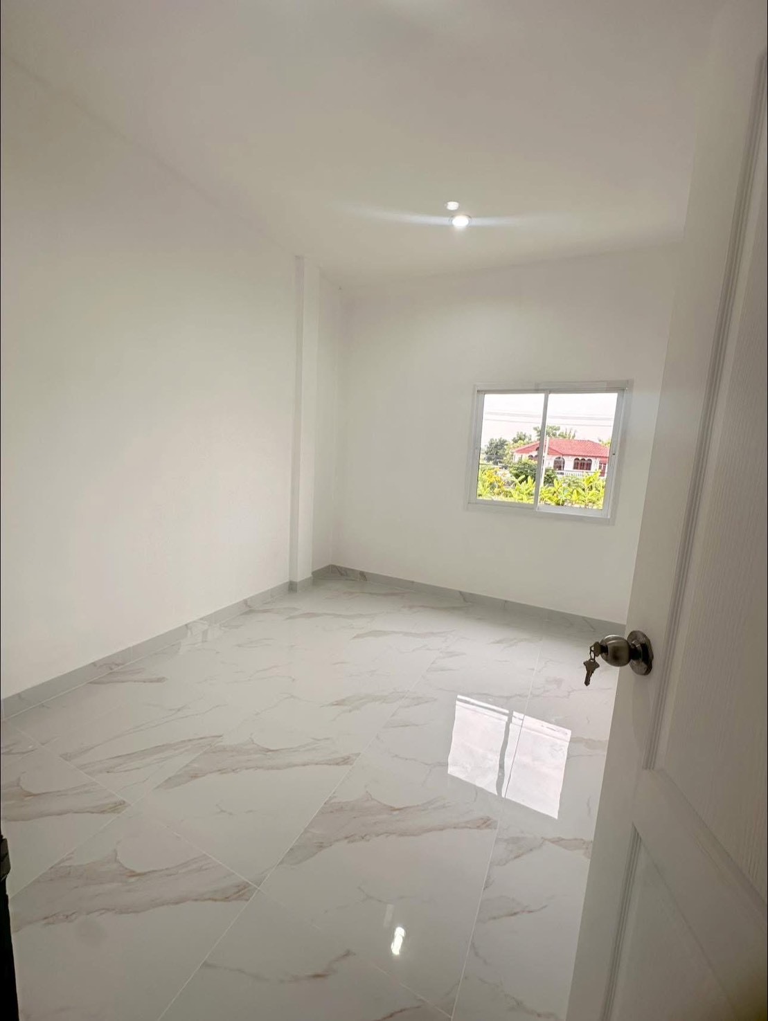 บ้านพร้อมอยู่ ใกล้สนามบินสุวรรณภูมิ ถนนร่มเกล้า งบ 2 ล้าน แถมเฟอร์ พร้อมเข้าอยู่ - รูปที่ 4