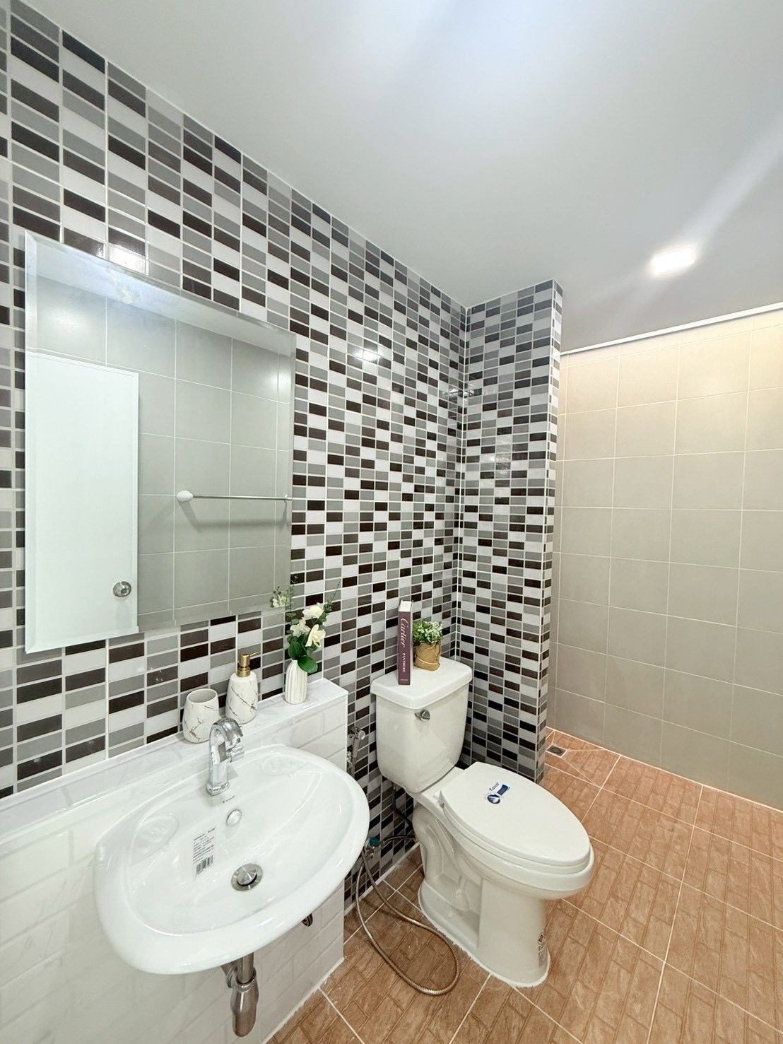 บ้านพร้อมอยู่ ใกล้แฟชั่นไอส์แลนด์ ถนนเลียบคลองสอง ซาฟารีเวิลด์ รีโนเวทใหม่ แถมเฟอร์ทั้งหลัง - รูปที่ 7